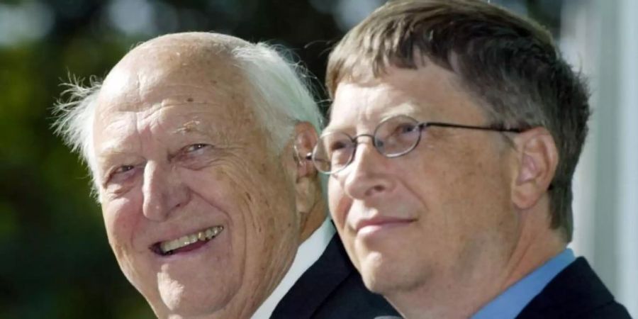 William H. Gates Senior (l) und sein Sohn Bill Gates Jr. sind 2003 bei der Einweihung der William H. Gates Hall, einem Gebäude der Washington School of Law in Seattle. Foto: John Froschauer/AP/dpa