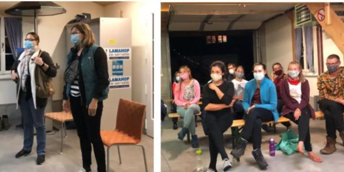 Die Gemeinderätinnen Andrea Betschart und Anita Betschart, sowie ein Teil der Studierenden bei der Filmpräsentation auf dem Lamahof Sattel.