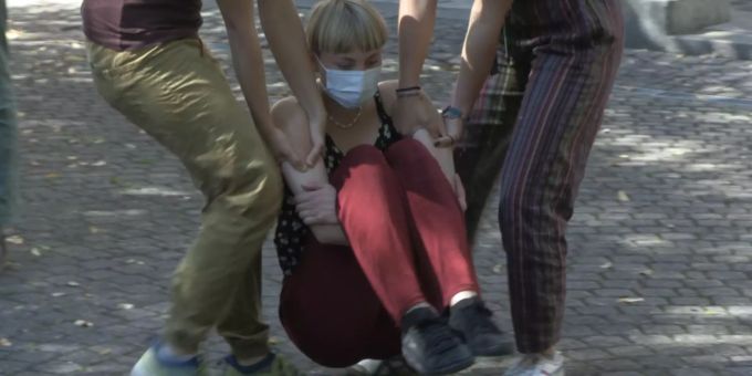 Exklusiv-Bilder - So übt Klimastreik Sitzblockaden und Polizeiabführung