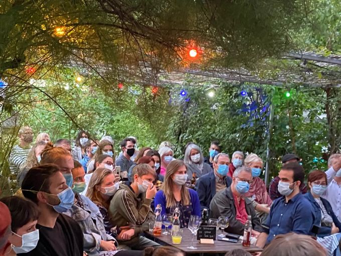 Ein ungewohnter Anblick: Konzerte in der Weinbar zum Hut in Uster werden mit Masken durchgeführt. Weinbar zum Hut Uster