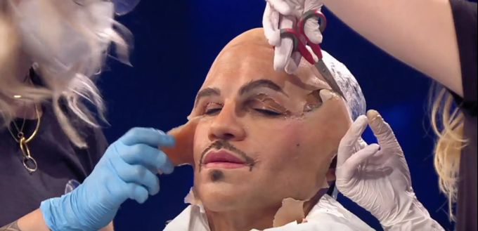 «Big Performance»: Der Künstler bekommt die Maske entfernt. «Big Performance»