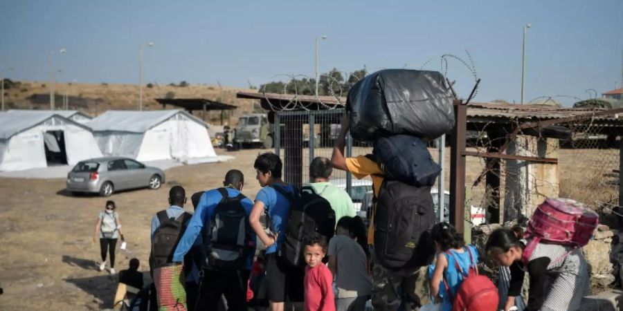 Migranten vor dem neuen Lager Kara Tepe