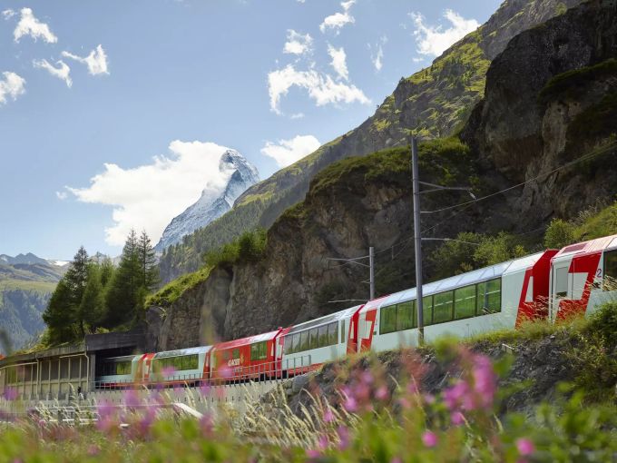 Der Glacier Express kurz vor Zermatt. Der Glacier Express
