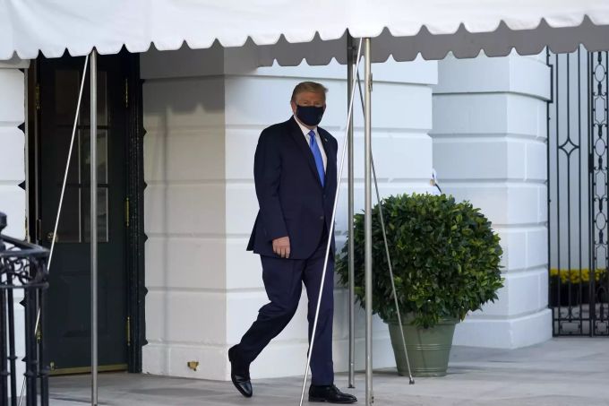 Im Anzug und mit Maske: Donald Trump geht aus eigener Kraft zum Helikopter, der ihn ins Spital fliegt. Donald Trump