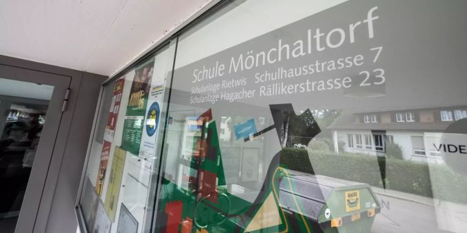 Die Schulanlage Rietwis in Mönchaltorf. Die Schulanlage Rietwis in Mönchaltorf.