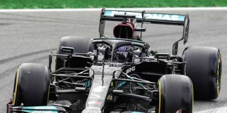 Lewis Hamilton drehte zum Auftakt in Monza die schnellste Runde. Foto: Luca Bruno/AP/dpa