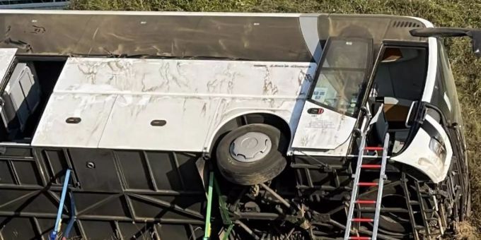 Bei dem Busunfall im niederbayerischen Landkreis Kelheim sind zwei Menschen schwer verletzt worden. Foto: -/vifogra/dpa Bei dem Busunfall im niederbayerischen Landkreis Kelheim sind zwei Menschen schwer verletzt worden. Foto: -/vifogra/dpa