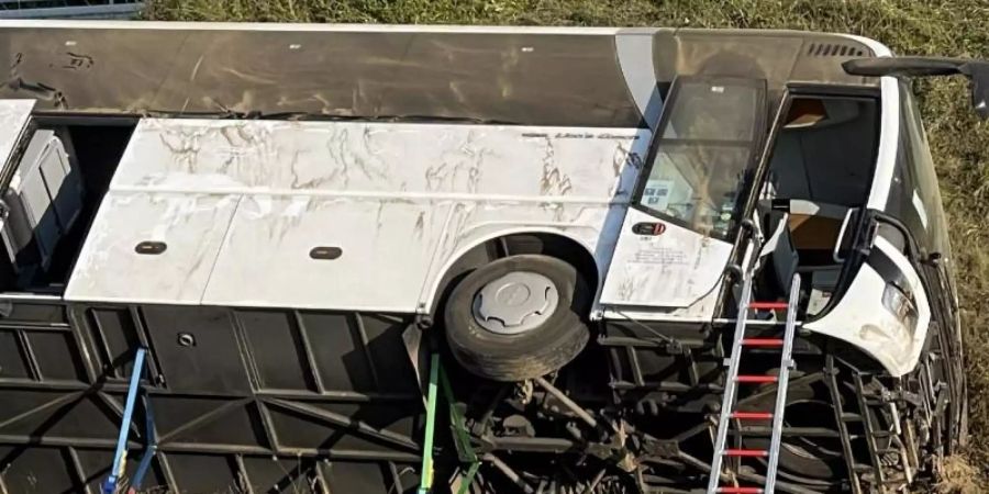 Bei dem Busunfall im niederbayerischen Landkreis Kelheim sind zwei Menschen schwer verletzt worden. Foto: -/vifogra/dpa