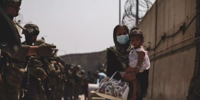 Marinesoldaten führen eine Frau, die ein Kind auf dem Arm trägt, während einer Evakuierung am Flughafen in Kabul. Foto: U.S. Marines/ZUMA Press Wire Service/dpa Marinesoldaten führen eine Frau, die ein Kind auf dem Arm trägt, während einer Evakuierung am Flughafen in Kabul. Foto: U.S. Marines/ZUMA Press Wire Service/dpa