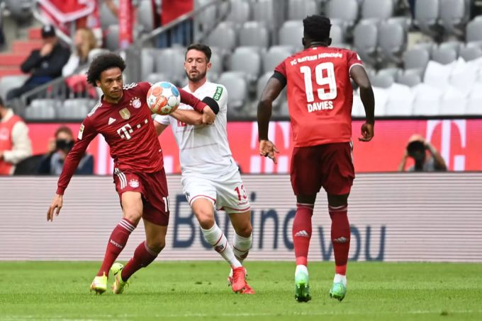Leroy Sané (links) leistet sich gegen Köln viele Ballverluste. Leroy Sané