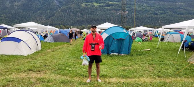 Auch Jonas (25) aus Zürich findet die Stimmung «top», auch wenn das diesjährige Line-Up nicht nur nach seinem Geschmack ist. nau