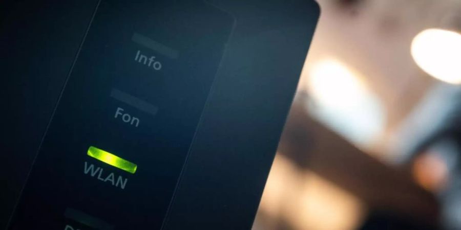 Wer in einem Mehrfamilienhaus wohnt, könnte vermutlich ab nächstem Jahr besseres WLAN bekommen. Foto: Sebastian Gollnow/dpa