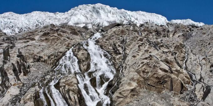 Die Forscher nahmen unter anderem Schmelzwasserproben, um nach Viren zu suchen. (Symbolbild) Gletschern zehntausend Viren Arten