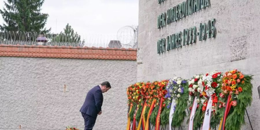 Bundesarbeitsminister Hubertus Heil gedenkt der Ermordeten des Widerstands gegen die nationalsozialistische Gewaltherrschaft in der Gedenkstätte Plötzensee. Foto: Jörg Carstensen/dpa
