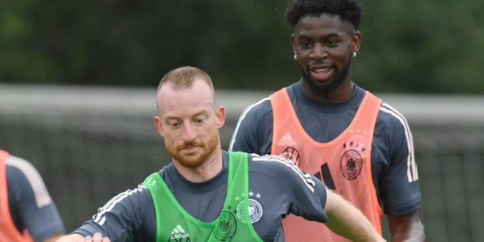 Der deutsche Fussballspieler Jordan Torunarigha (r) soll im Olympia-Testspiel gegen Honduras rassistisch beleidigt worden sein. honduras