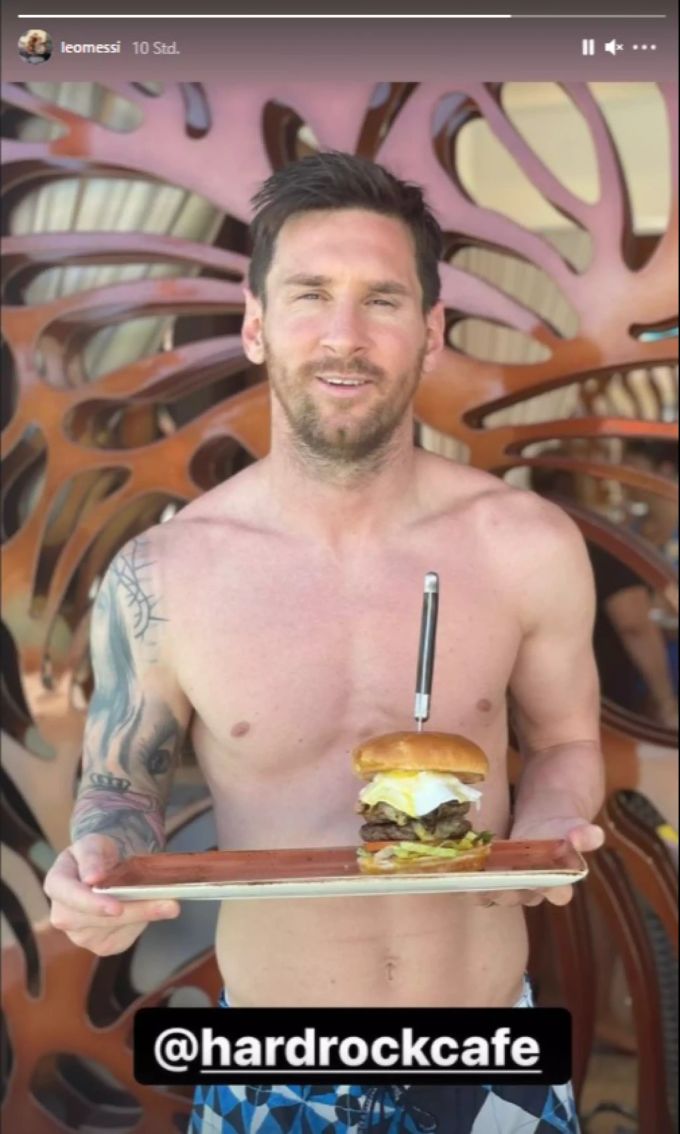 Lionel Messi gönnt sich einen Burger. Lionel Messi