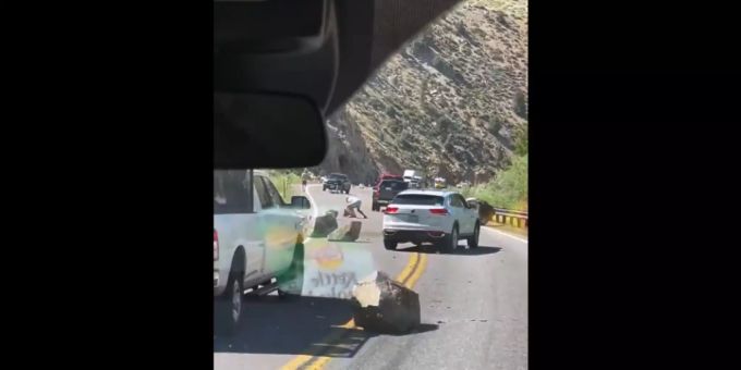 Ein Erdbeben mit einer vorläufigen Stärke von 5,9 rüttelte am Donnerstagnachmittag an der Grenze zwischen Kalifornien und Nevada, wobei Menschen berichteten, dass sie das Beben Hunderte von Meilen entfernt spürten, so der U.S. Geological Survey. Foto: Brett Durrant/Brett Durrant/dpa Foto: Brett Durrant/Brett Durrant/dpa - ACHTUNG: Verwendung nur bis 14 Tage nach Sendedatum. Ein Erdbeben mit einer vorläufigen Stärke von 5,9 rüttelte am Donnerstagnachmittag an der Grenze zwischen Kalifornien und Nevada, wobei Menschen berichteten, dass sie das Beben Hunderte von Meilen entfernt spürten, so der U.S. Geological Survey. Foto: Brett Durrant/Brett Durrant/dpa Foto: Brett Durrant/Brett Durrant/dpa - ACHTUNG: Verwendung nur bis 14 Tage nach Sendedatum.