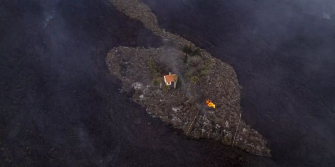 Das «Wunderhaus» auf der Vulkaninsel La Palma ist nun doch ein Raub der Lava geworden. la palma Wunderhaus
