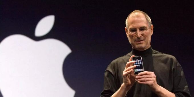 Steve Jobs, co-founder of Apple, launches the iPhone in San Francisco, USA.  Photo: John G. Mabanglo / EPA FILES / dpa