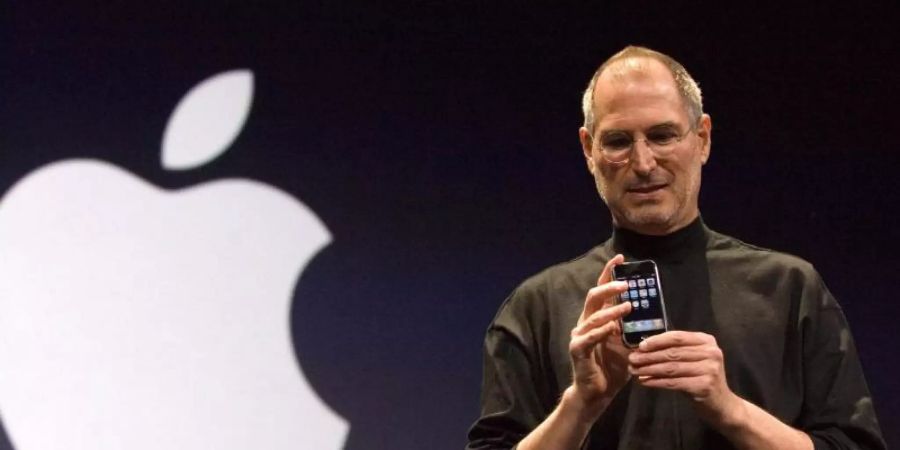 Steve Jobs, Mitbegründer von Apple, stellt das iPhone in San Francisco, USA, vor. Foto: John G. Mabanglo/EPA FILES/dpa