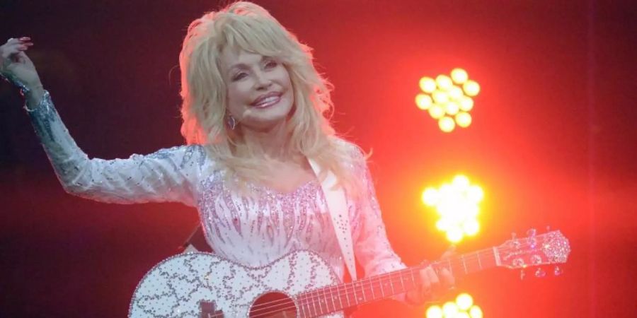 US-Sängerin Dolly Parton tritt in der Lanxess Arena in Köln auf. Foto: Henning Kaiser/dpa