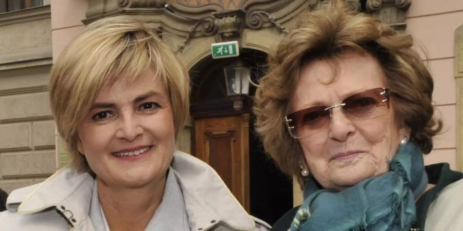 Gloria Fürstin von Thurn und Taxis und ihre Mutter Gräfin Beatrix von Schönburg-Glauchau auf einer Aufnahme aus dem Jahr 2009. Foto: Ursula Düren/dpa