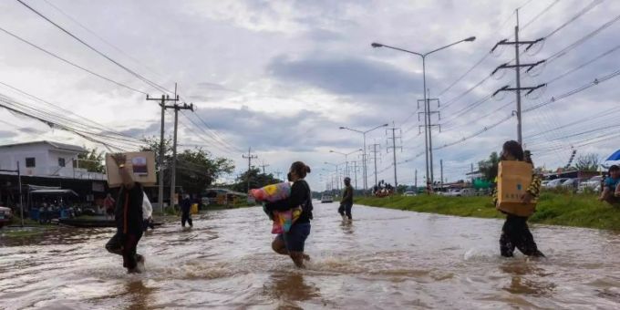 Strassen wurden zu Flüssen. Foto: Phobthum Yingpaiboonsuk/SOPA Images via ZUMA Press Wire/dpa Strassen wurden zu Flüssen. Foto: Phobthum Yingpaiboonsuk/SOPA Images via ZUMA Press Wire/dpa