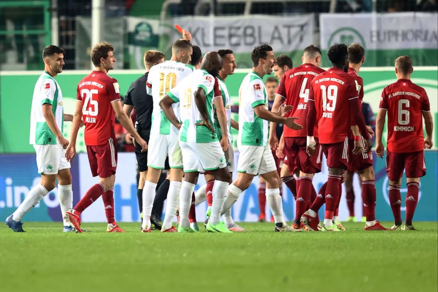 Schiedsrichter Robert Schröder stellt Bayern-Verteidiger Benjamin Pavard vom Platz.