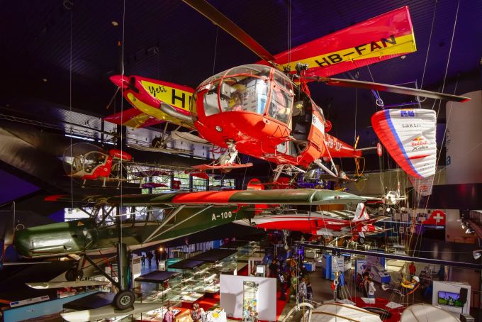 Was für ein Bild: Die Alouette III mit der Kennzeichnung HB-DFX war der erste Heli, den die Rega 1971 vollständig mit Spendengeldern kaufen konnte. Gleich dahinter mit der Kennzeichnung HB-FAN der legendäre «Yeti», der Prototyp der PC-6 Porter: das «Wappentier» der Pilatus Flugzeugwerke machte die Marke in der ganzen Welt bekannt. Einfache Bauweise, kurze Start- und Landestrecken und leichte Umrüstbarkeit sind seine grossen Pluspunkte. v