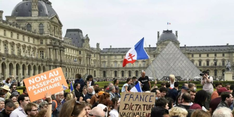 «Impfdiktatur in Frankreich» steht auf einem Pariser Demo-Plakat