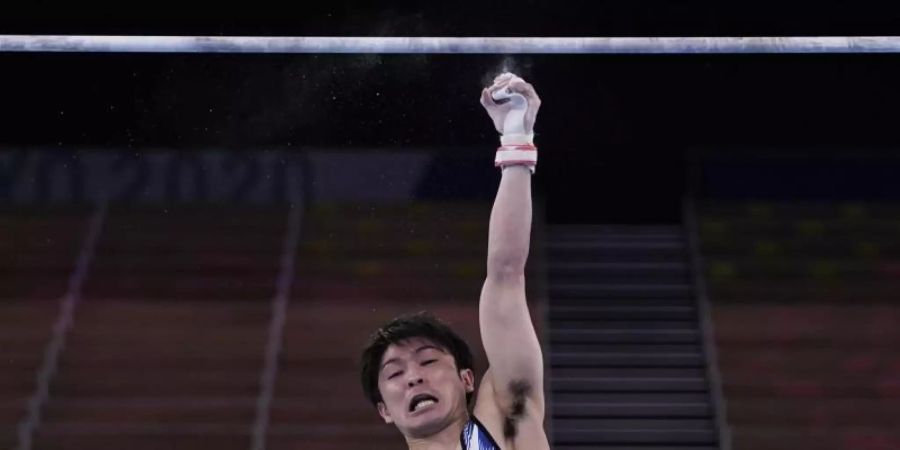 Japans Superstar Kohei Uchimura missglückte seine Reckübung. Foto: Gregory Bull/AP/dpa