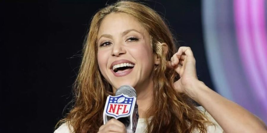 Shakira, Sängerin aus Kolumbien, spricht auf einer Pressekonferenz. (Archivbild). Foto: David J. Phillip/AP/dpa