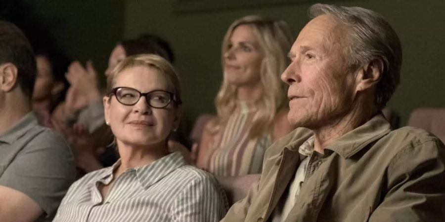 Mary (Dianne Wiest) mit ihrem Ex-Mann Earl (Clint Eastwood), der jetzt als Drogenkurier unterwegs ist. Foto: Warner Bros. Entertainment Inc., Bron Creative, and Imperative Entertainment, LLC/ARD Degeto/dpa