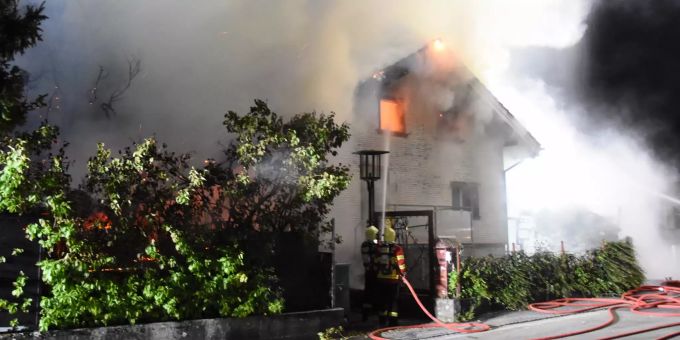 Beim Eintreffen der Feuerwehr stand das Haus in Vollbrand. Kantonspolizei St. Gallen