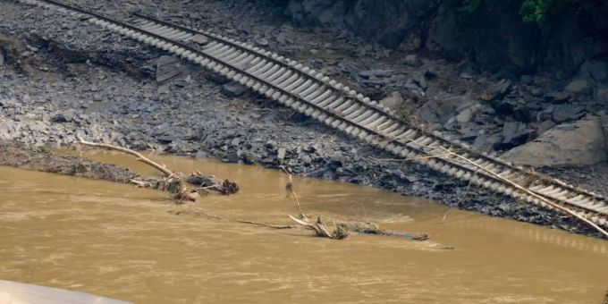 Die Bahnstrecke im Ortsteil Walporzheim ist unterspült. In den vom Unwetter betroffenen Gebieten halten die Aufräumungsarbeiten an. Foto: Thomas Frey/dpa Die Bahnstrecke im Ortsteil Walporzheim ist unterspült. In den vom Unwetter betroffenen Gebieten halten die Aufräumungsarbeiten an. Foto: Thomas Frey/dpa