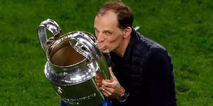 Chelseas Trainer Thomas Tuchel küsst die Trophäe nach dem Sieg im Champions-League-Finale. Foto: Susana Vera/Pool Reuters via AP/dpa the best fifa football awards