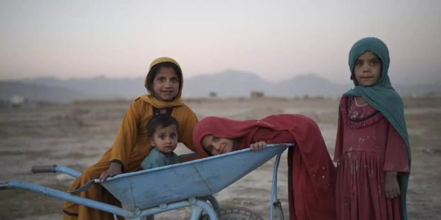 Kinder spielen in einem Lager für Binnenflüchtlinge in Kabul. Das Bundesinnenministerium hat für gut 2600 potenziell gefährdete Afghanen eine Aufenthaltszusage erteilt. Foto: Felipe Dana/AP/dpa