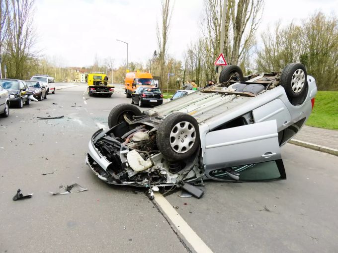 Man verdrängt es gerne, aber Unfälle passieren: Beschädigst du dabei ein fremdes Auto oder verletzt gar Personen, kommt zusätzlich zur Teil- oder Vollkaskso auch die Haftpflicht zum Zug. Weil bei Personenschäden schnell Kosten in Millionenhöhe entstehen, darf in der Schweiz niemand ohne Haftpflichtversicherung auf die Strasse. sdf