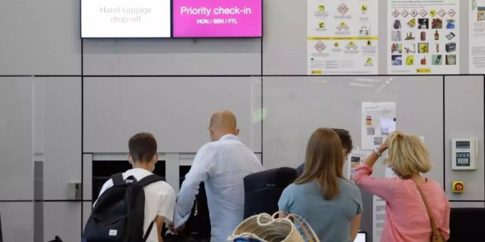 Fluggäste geben im Abflugbereich des Flughafens von Palma de Mallorca am Eurowings-Schalter ihre Koffer ab. Foto: Clara Margais/dpa Fluggäste geben im Abflugbereich des Flughafens von Palma de Mallorca am Eurowings-Schalter ihre Koffer ab. Foto: Clara Margais/dpa