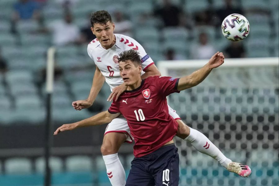 Dänemarks Andreas Christensen gewinnt das Kopfballduell gegen Tschechen-Star Patrik Schick.