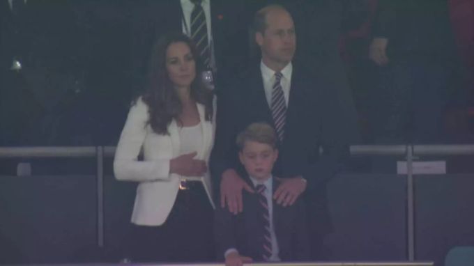 Prinz George ist nach dem Ende des EM-Finals traurig. Prinz George