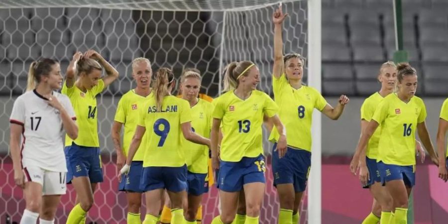 Schwedens Spielerinnen starteten mit einem Sieg gegen die USA in Olympia. Foto: Ricardo Mazalan/AP/dpa