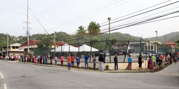 Dutzende von Menschen warten in der Schlange, um ihre erste Dosis des Corona-Impfstoffs im Carenage Health Center in Carenage, Trinidad und Tobago, zu erhalten. Afrika Coronavirus