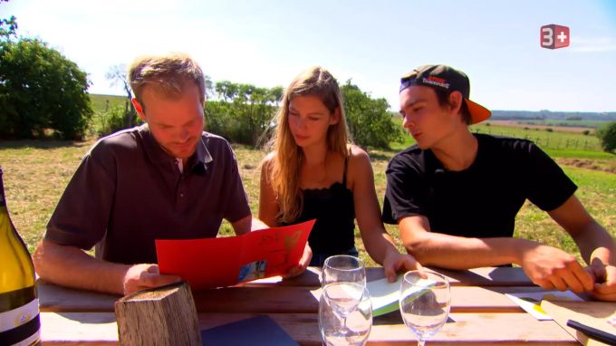 «Bauer, ledig, sucht»-Landwirt Lukas (links) und zwei seiner Freunde schauen sich die Liebespost an. bauer ledig sucht