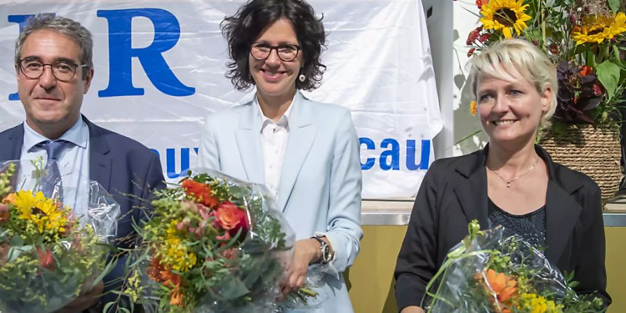 Frederic Borloz (links), Christelle Luisier (Mitte) und Isabelle Moret (rechts) sind von den Delegierten der FDP Waadt für die Staatsratswahlen vom 22. März 2022 nominiert worden.