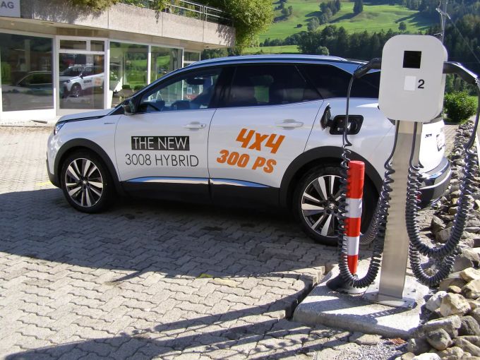 Die öffentliche Elektroladesäule auf den Kundenparkplätzen. Autohaus Zweisimmen AG Ladesäule