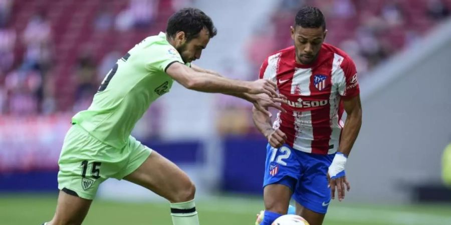 Atleticos Renan Lodi (r) zieht im Dribbling an Bilbaos Inigo Lekue vorbei. Foto: Manu Fernandez/AP/dpa