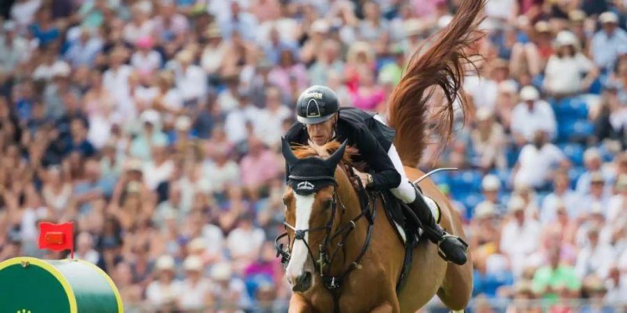 Der deutsche Reiter Marcus Ehning gewann die Prüfung 2018 auf dem Pferd Pret a Tout. Foto: Rolf Vennenbernd/dpa/Archivbild