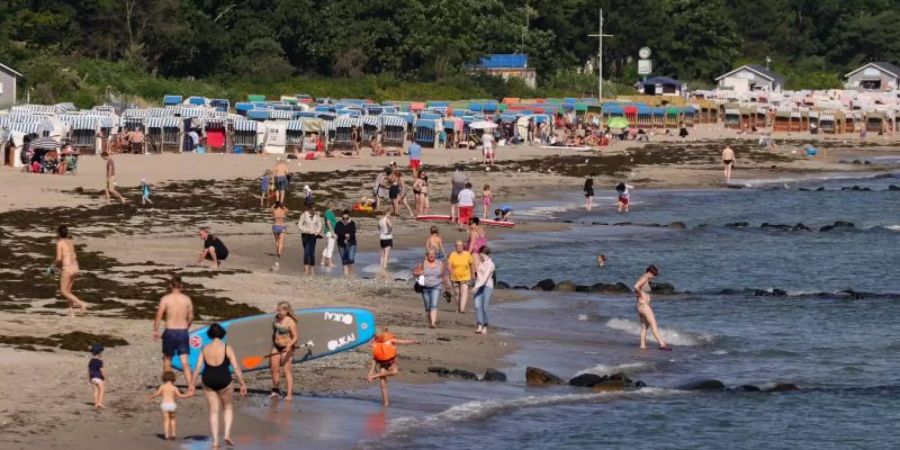 Urlauber geniessen das sommerliche Wetter am Ostseeufer in Timmendorfer Strand. Auch wenn der Inlandstourismus wieder anzieht, bleiben viele Hoteliers pessimistisch. Foto: Ulrich Perrey/dpa
