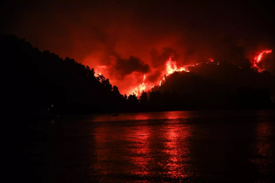 Ein Brandherd auf der griechischen Insel Euböa.